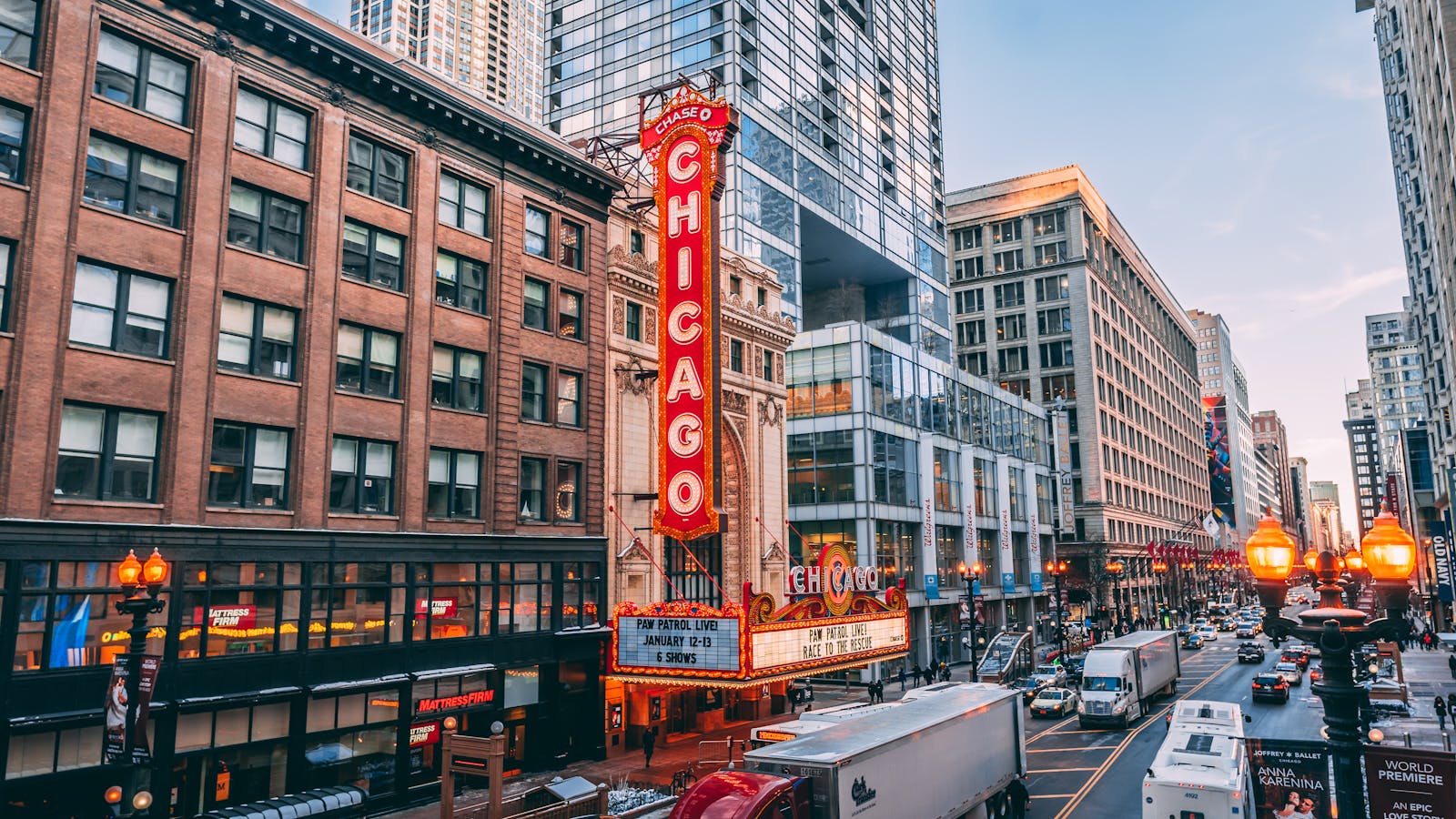 Bustling downtown Chicago street featuring iconic Chicago Theatre on a lively evening.